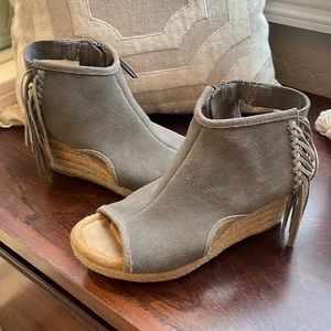 Women’s Gray suede wedges with fringe. Side Zipper. Minnetonka brand. Sz 8
